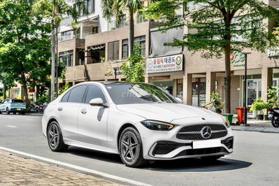 Mercedes C300 AMG V2 2025 Trắng nâu - xe mới 99%