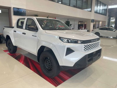 Toyota Hilux 2.8 MT Trắng ngọc trai