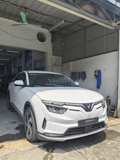 VinFast VF8 2023 Eco Trắng pin Cat