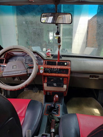 Nissan 5 chỗ số sàn Vàng cát
