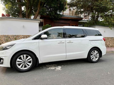 Kia Sedona Trắng 7 chỗ