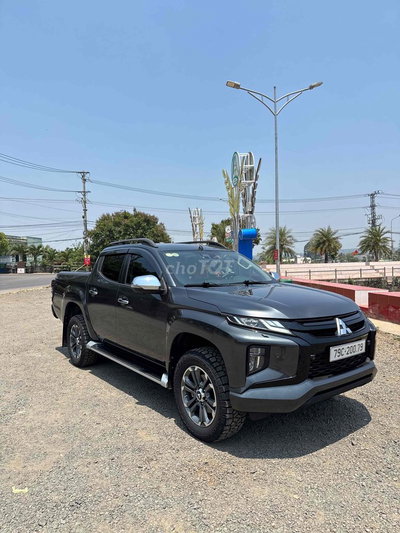 Mitsubishi Triton Xám