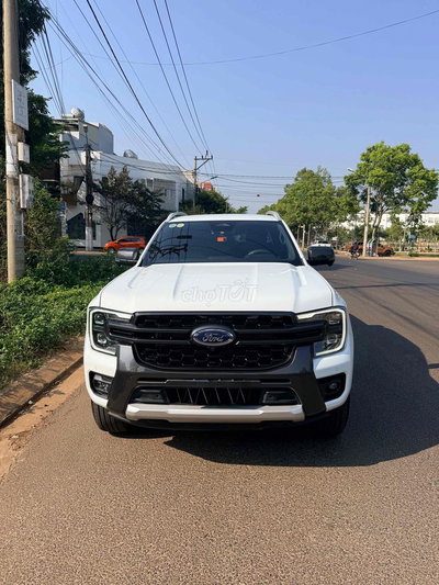 Ford Wildtrak 2025 Trắng 8000 km 4x4