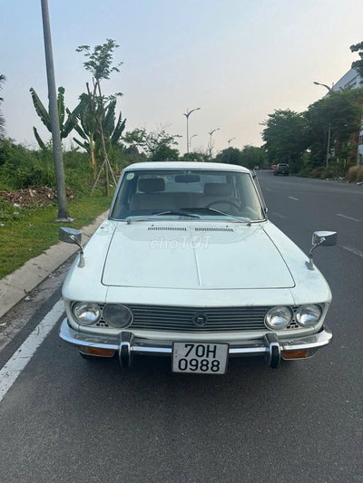Mazda 1500 màu Trắng