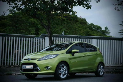 Ford Fiesta Xanh lá 5 chỗ