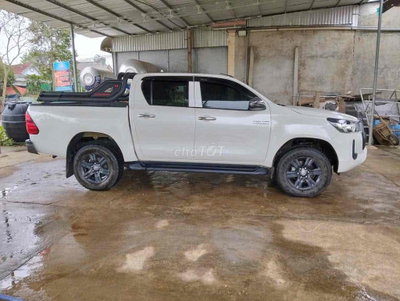 Toyota Hilux 2021 Trắng