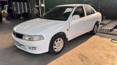 Mitsubishi Lancer Trắng