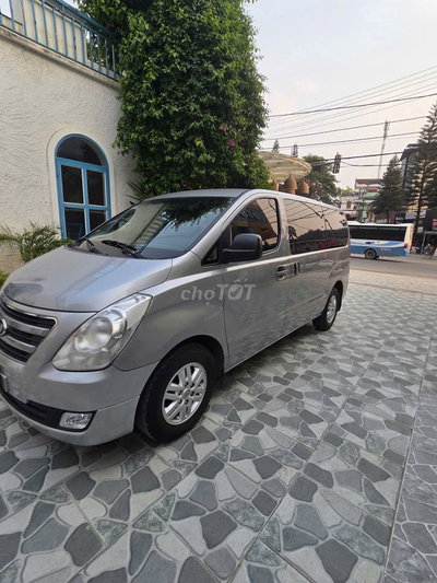 Hyundai Starex 2016 9 chỗ Bạc
