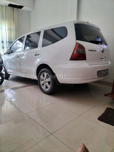 Nissan Livina 2011 Trắng