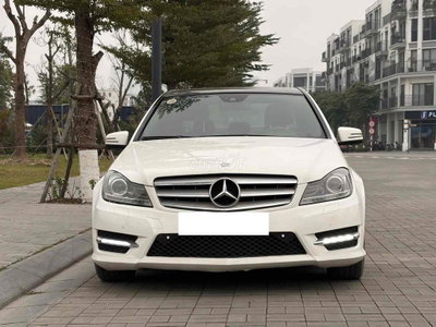Mercedes C300 AMG sx 2011 màu trắng