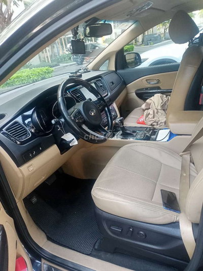 KIA Sedona màu Đen 7 chỗ