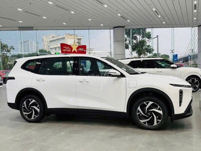 Limo Green 7 chỗ xe điện miễn phí sạc 3 năm