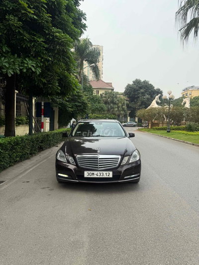 Mercedes-Benz E300 Nâu 5 chỗ