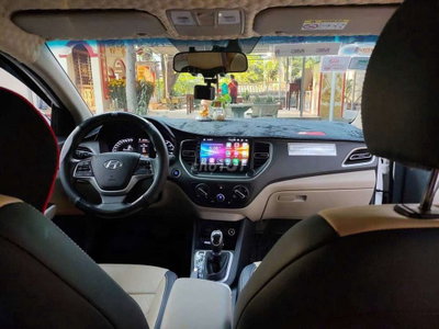 Hyundai Accent Trắng 5 chỗ
