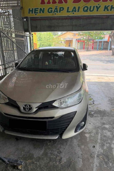 Toyota Vios màu Vàng cát