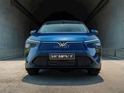 VinFast MPV7 Xanh