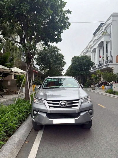 Toyota Fortuner 2019 2.4G 4x2 MT Bạc 140.000 Km