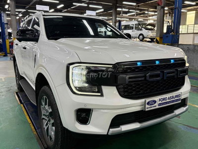 Everest Titanium 2024 Không Vết Trầy Xe Tại Hãng