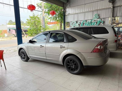 Ford Focus 1.8 màu Bạc