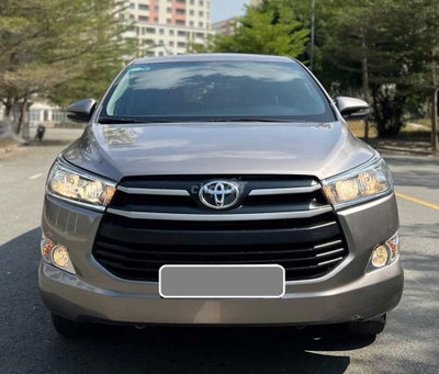 Toyota Innova 2020 số sàn màu xám