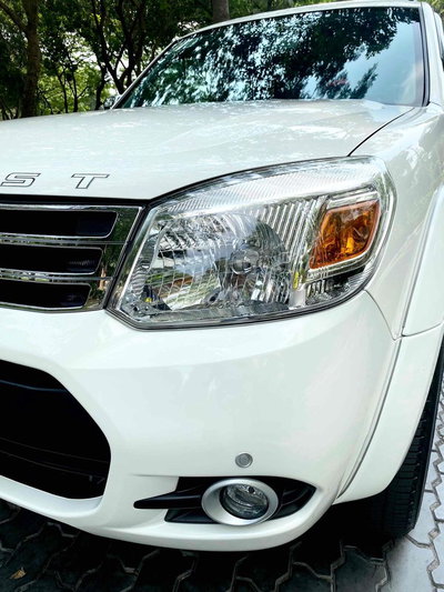 FORD EVERETS 2.5AT ĐK12/2013 MÀU TRẮNG.XE MỚI TINH