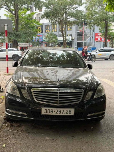 Mercedes 5 chỗ màu Đen