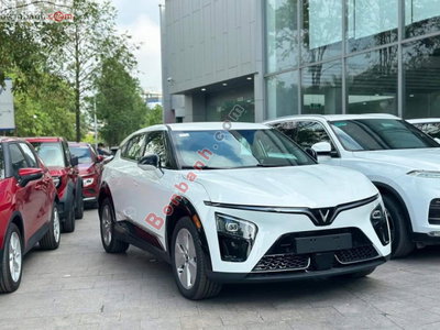Xe VinFast VF7 Eco 2026