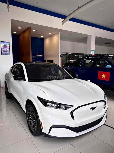 Ford Mustang Mach-E giao ngay ưu đãi lớn