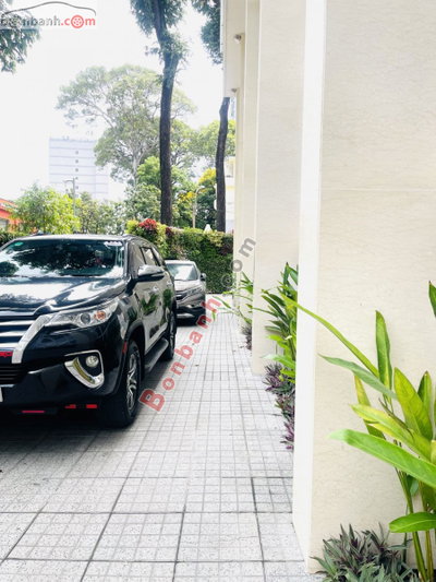 Xe Toyota Fortuner 2.7V 4x2 AT 2017