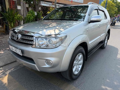 Toyota Fortuner Bạc 7 chỗ