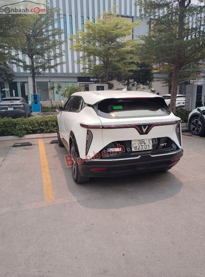 Xe VinFast VF7 Eco 2026