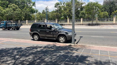 Ford Escape V6 Xám 5 chỗ
