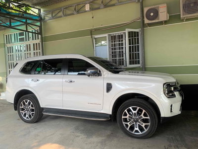 Ford Everest 2023 Titanium Trắng