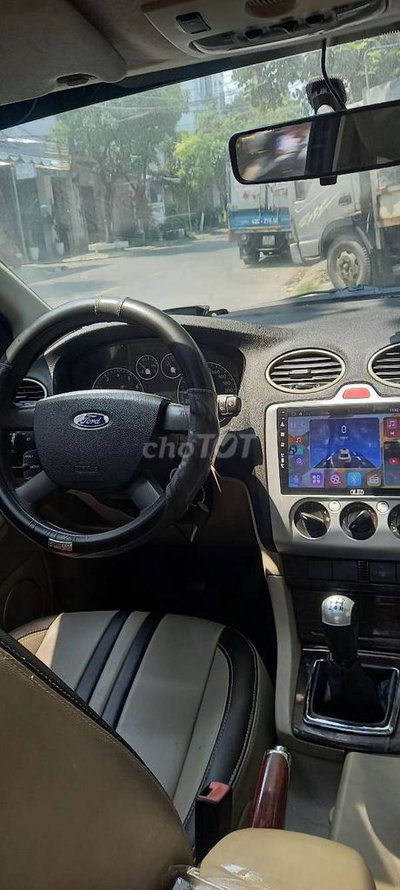 Ford Focus Vàng cát Số sàn 5 chỗ