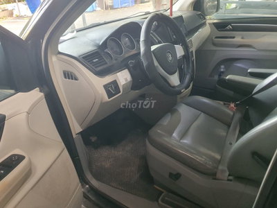 Volkswagen Routan 2010 Đen