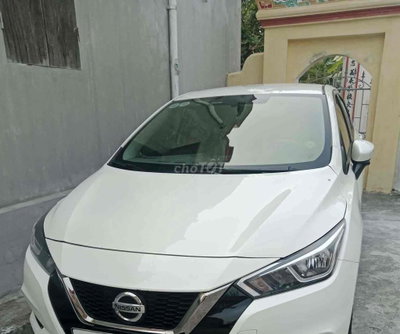 Nissan Almera Trắng