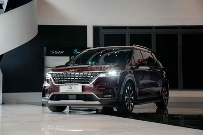 Kia Carnival Signature 2023 Đỏ 26.000 Km