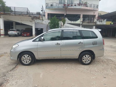 Toyota Innova Bạc 7 chỗ