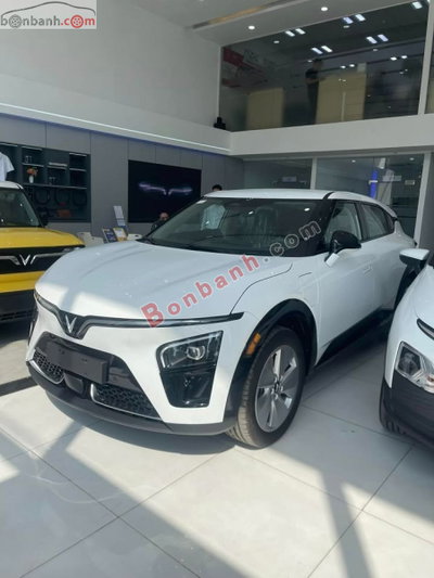 Xe VinFast VF7 Eco 2026