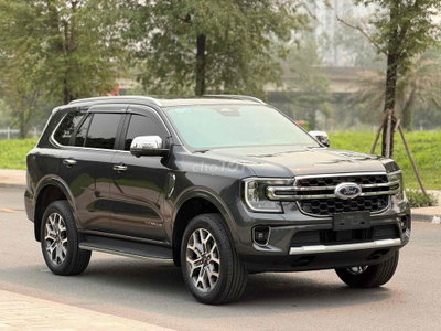 Ford Everest 2024 Titanium 4x2 Xám 18.000km