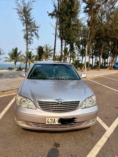 Toyota Camry màu Bạc