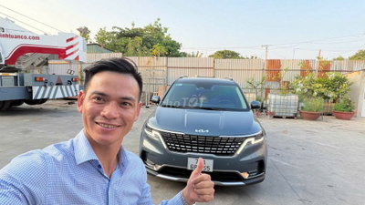 Kia Carnival Signature 2023 13000 km Xám