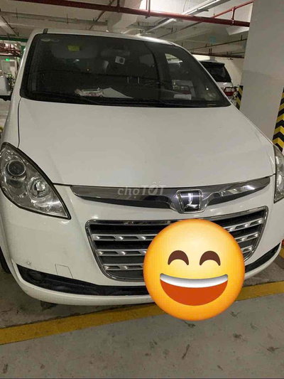 Luxgen M7 Trắng 7 chỗ