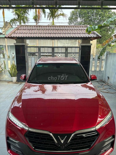 VinFast Lux SA Plus Đỏ 5 chỗ