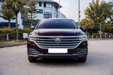 Volkswagen Viloran Luxury 2024, màu đỏ mận