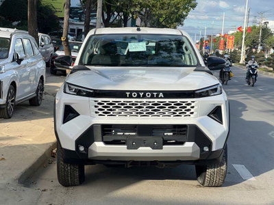 Toyota Hilux hoàn toàn mới - giao ngay