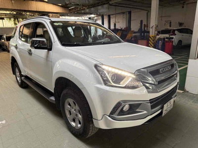 Isuzu Mu-X 7 chỗ Trắng