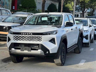Toyota Hilux 2.8AT 4x2 Trắng