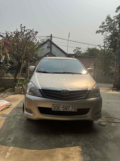 Toyota Innova 2011 Vàng cát