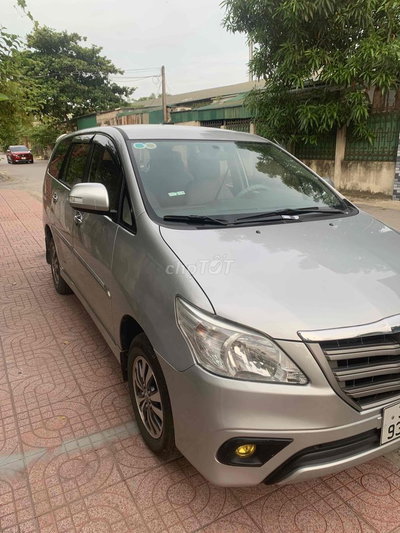 Toyota Innova 2.0 E Bạc 7 chỗ